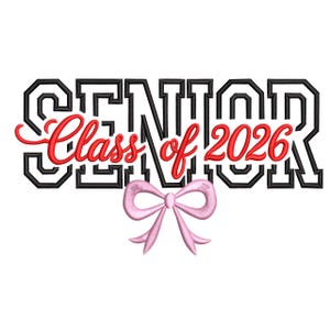 Puede incluir: Sobre un fondo blanco, la palabra « SENIOR » está escrita en negrita, en negro, con letras mayúsculas. Debajo, las palabras « Class of 2026 » están en rojo. Un lazo rosa está en la parte inferior. Este diseño es adecuado para la graduación.