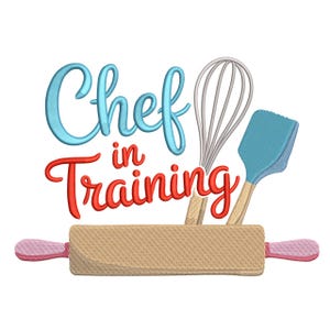 Può includere: Un disegno ricamato con la scritta "Chef in Training" in corsivo blu e rosso. Un mattarello, una frusta e una spatola sono inclusi nel disegno, tutti in stile cartone animato. Il mattarello è beige con manici rosa.