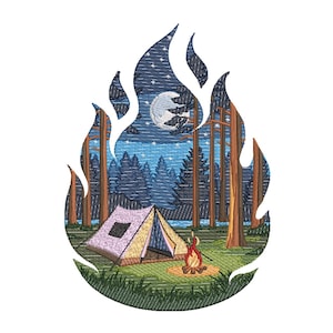 Puede incluir: Un diseño bordado que presenta una escena de acampada dentro de un borde en forma de llama. Se representa una tienda de campaña, una fogata y un bosque bajo un cielo estrellado con luna llena. La paleta de colores incluye tonos de azul, marrón, verde y amarillo.