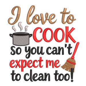 Può includere: Uno sfondo bianco con il testo "I love to COOK so you can't expect me to clean too!" in vari font e colori. Sono illustrati anche una pentola con vapore e una scopa.