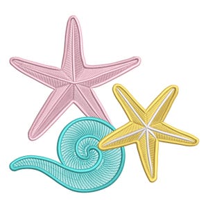 Puede incluir: Diseño bordado con una estrella de mar rosa, una estrella de mar amarilla y una concha turquesa. El diseño está detallado con líneas cosidas, creando una apariencia texturizada. Los elementos están dispuestos sobre un fondo blanco.