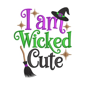 Può includere: Un design stravagante con il testo "I am Wicked Cute" in viola, verde e nero. Un cappello da strega, una scopa e stelle completano il tema di Halloween. Perfetto per abbigliamento e accessori.