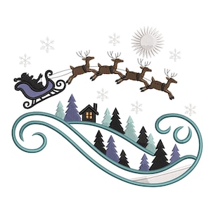 Pode incluir: Design bordado de Natal com o trenó do Pai Natal puxado por renas sobre uma cena de neve. A imagem inclui uma casa, pinheiros, flocos de neve e um sol, em tons de castanho, azul e branco. Uma cena de inverno festiva.
