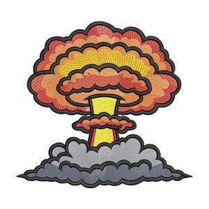 Puede incluir: Parche bordado que representa una explosión en forma de hongo. El diseño incluye una nube en forma de hongo amarilla y naranja con un contorno negro, que se eleva desde una base de nubes grises. El parche es probablemente para fines decorativos.