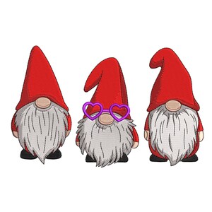 Peut inclure: Trois gnomes brodés avec des chapeaux pointus rouges et de longues barbes blanches. Un gnome porte des lunettes en forme de cœur violet. Les gnomes ont des nez beiges et des chaussures noires. L'image est sur fond blanc.