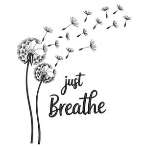 Könnte beinhalten: Schwarz-weiße Illustration von zwei Löwenzahnpflanzen, deren Samen wegfliegen. Der Schriftzug "just Breathe" steht in kursiver Schrift unter den Blumen. Das Bild hat einen weißen Hintergrund.