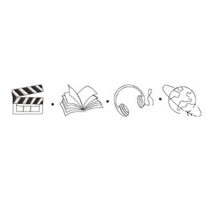 Op de afbeelding: Een zwart-wit lijnkunst borduurontwerp met een reeks van vier iconen: een filmklapper, een open boek met zichtbare pagina's, een koptelefoon met een snoer en een wereldbol omcirkeld door de vliegroute van een vliegtuig.