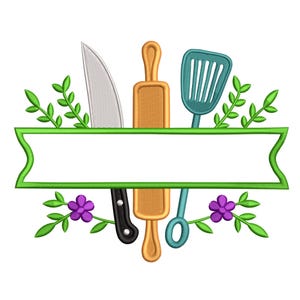 Puede incluir: Diseño bordado con utensilios de cocina: cuchillo, rodillo, espátula y cuchara, con una pancarta en blanco para texto. Hojas verdes y flores moradas enmarcan el diseño, ideal para decoración de cocina o proyectos de manualidades.
