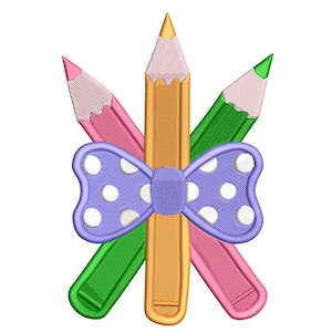 Peut inclure: Motif brodé avec trois crayons de couleur rose, or et vert, disposés en étoile. Un nœud papillon bleu à pois blancs est centré sur les crayons. Les crayons ont des gommes roses et des pointes jaunes, et le nœud papillon est de couleur violet clair.