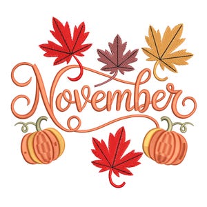以下が含まれることがあります： 筆記体で「November」の文字が刺繍されたデザイン。カボチャと赤、オレンジ、黄色の秋の葉が添えられています。白い背景にデザインされています。
