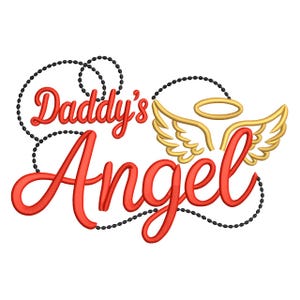 Può includere: Un design a script rosso che recita "Daddy's Angel" con un alone e ali dorate. Il testo è delineato con una linea tratteggiata nera e le ali e l'alone sono dorati. Lo sfondo è bianco.