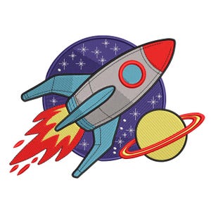 Può includere: Toppa ricamata raffigurante un razzo dei cartoni animati con dettagli rossi e blu, che decolla sullo sfondo di un cielo stellato e di un pianeta giallo con un anello rosso. Il disegno è su sfondo bianco.