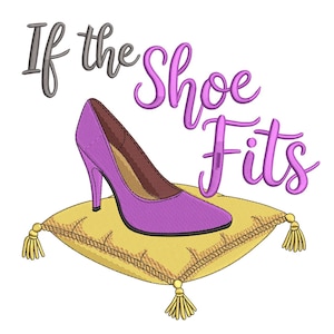 Peut inclure: Un escarpin violet est posé sur un coussin jaune avec des glands dorés. L'expression "If the Shoe Fits" est écrite au-dessus de la chaussure en écriture cursive. L'image est sur fond blanc.
