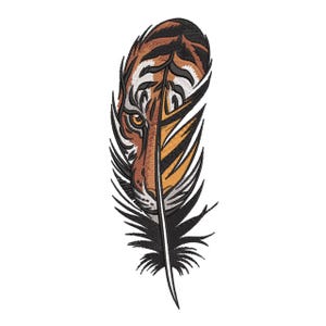 Puede incluir: Diseño de pluma bordada con la cara de un tigre. La pluma tiene un tallo negro y detalles negros y naranjas. La cara del tigre es visible en el centro, con rayas naranjas, blancas y negras.