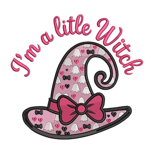 Puede incluir: Un sombrero de bruja rosa con borde y lazo negros, decorado con patrones de fantasmas blancos y corazones rosas. El texto "I'm a little Witch" está bordado en rosa en cursiva.