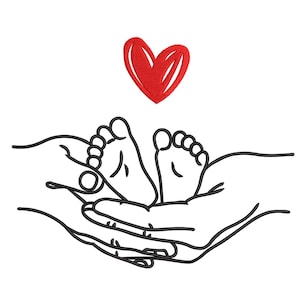Può includere: Design ricamato con piedini di bambino tenuti in mani, con un cuore rosso sopra. Il design è in nero e rosso su sfondo bianco, adatto per creazioni e regali a tema baby.
