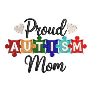 Peut inclure: Graphique blanc avec l'inscription "Proud Mom" en écriture noire, accompagnée de deux cœurs blancs. Le mot "AUTISM" est épelé avec des pièces de puzzle colorées : rouge, or, vert, bleu et turquoise.