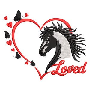 Puede incluir: Un diseño bordado con la cabeza de un caballo dentro de un corazón rojo, con la palabra "Loved" en escritura roja. Mariposas negras y corazones rojos rodean el corazón. El caballo tiene una cara en blanco y negro y una melena negra.