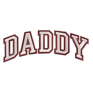 Puede incluir: Texto bordado blanco sobre un fondo blanco. La palabra "DADDY" está arqueada en la imagen con una fuente de estilo universitario. Las letras son blancas con un contorno granate.