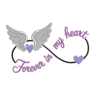 Könnte beinhalten: Ein Stickmuster mit einem schwarzen Unendlichkeitssymbol, zwei hellvioletten Herzen und einem Paar grauer Engelsflügel. Der Text Forever in my heart ist in einer violetten Schreibschrift gestickt und folgt der Kurve des Unendlichkeitssymbols.