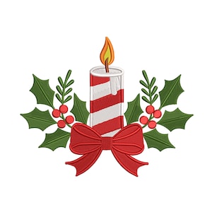 Pode incluir: Um design festivo de Natal com uma vela listrada vermelha e branca com uma chama amarela. A vela é cercada por folhas verdes de azevinho com bagas vermelhas e um laço vermelho. O design está em um fundo branco.