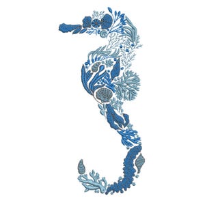 Puede incluir: Un diseño de bordado de caballito de mar en tonos azules, compuesto por varios elementos marinos como conchas, corales y algas. El caballito de mar se encuentra sobre un fondo blanco, creando un tema náutico. El diseño es detallado.