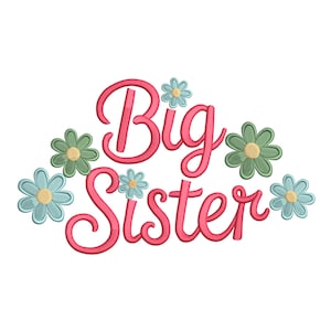 Op de afbeelding: Roze geborduurde tekst met de tekst "Big Sister" in een sierlijk lettertype, omringd door geborduurde bloemen in blauw, groen en geel. Het ontwerp staat op een witte achtergrond.