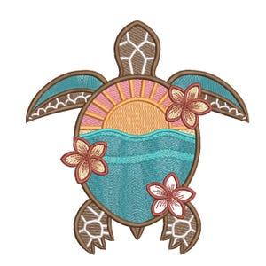 Puede incluir: Diseño bordado de tortuga marina con un atardecer sobre olas del océano. La tortuga es marrón con detalles turquesa y adornada con flores color coral. Adecuado para ropa o decoración del hogar.