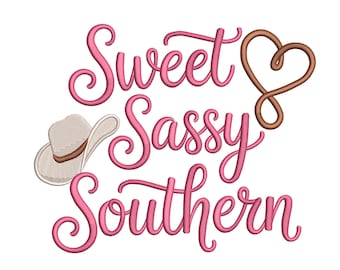 Może przedstawiać: Różowy projekt graficzny z napisem "Sweet Sassy Southern". Projekt zawiera brązowe serce i kapelusz kowbojski. Kapelusz jest beżowy i brązowy.