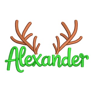 Peut inclure: Un design fantaisiste avec le nom "Alexander" en vert, surmonté de bois de renne bruns. La police ludique et les bois créent une esthétique joyeuse sur le thème des fêtes, idéale pour les créations.