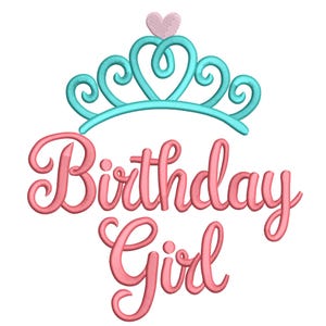 Puede incluir: Diseño bordado en rosa con las palabras "Birthday Girl" en cursiva. Encima del texto hay una tiara turquesa con un corazón rosa en la parte superior. El diseño está sobre un fondo blanco.