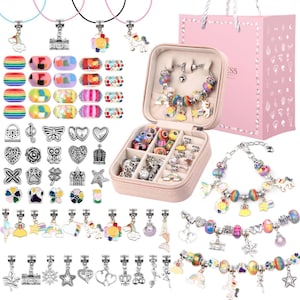 Op de afbeelding: Een verzameling sieraden en accessoires, waaronder kettingen, armbanden en bedels. De bedels hebben verschillende ontwerpen, zoals regenbogen, eenhoorns en bloemen. Een roze cadeauzakje en een sieradendoosje gevuld met kralen en bedels zijn ook zichtbaar.