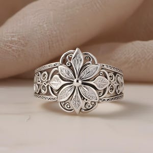 Anillo vintage de filigrana floral en acero quirúrgico, intrincada banda floral de plata.