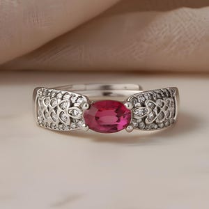 Anello regolabile in argento sterling con fascia larga e zirconi cubici effetto rubino