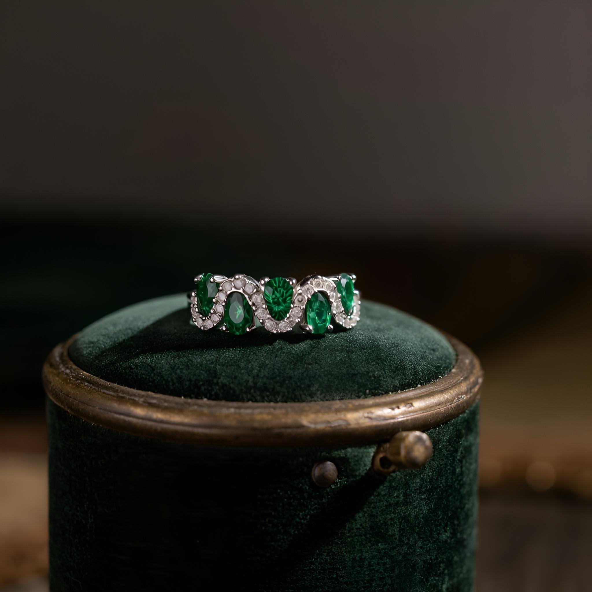 Bague Vintage Forme Couronne - Plaqué Argent Avec Strass Vert émeraude - Taille 50