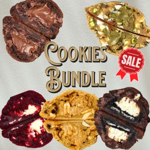 Peut inclure: Assortiment de cookies gourmands, coupés en deux pour révéler leurs garnitures. L'image présente une variété de saveurs, dont chocolat avec une garniture crémeuse, velours rouge, beurre de cacahuète et des cookies aux noix et pistaches. Le texte "Cookies Bundle" est affiché.