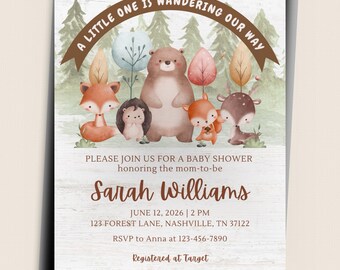 Op de afbeelding: Babyborrel uitnodiging met illustraties van bosdieren. De uitnodiging toont een bruine banner met de tekst "A LITTLE ONE IS WANDERING OUR WAY". De naam "Sarah Williams", datum, tijd en locatie zijn inbegrepen.