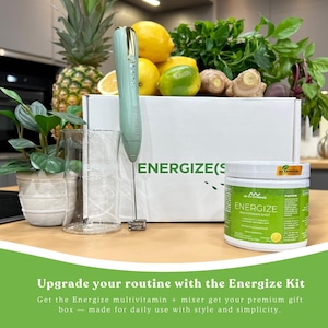 Energize Natural Multivitamin Powder Kit - Vegane Superfood-Mischung + Elektromixer + Tasse - Boost für Energie, Fokus, Immunsystem und tägliche Entgiftung