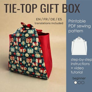 Könnte beinhalten: Ein Schnittmuster für eine Geschenktüte mit Bindeband und dem Text TIE-TOP GIFT BOX, EN / FR / DE / ES translations included, Printable PDF sewing pattern, step-by-step instructions + video tutorial und beginner. Die Stofftasche hat ein Muster aus Geschenken und Weihnachtskugeln auf dunkelgrünem Grund sowie rote Seitenteile.