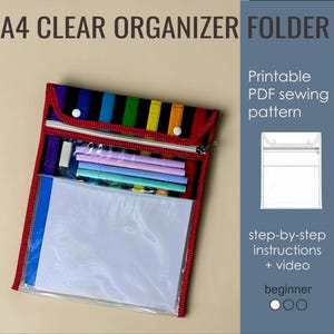 以下が含まれることがあります： 赤色の縁取りと虹色のストライプのトップが付いた、透明な A4 オーガナイザーフォルダー。 フォルダーにはペンと紙が入っています。 画像のテキストは「A4 Clear Organizer Folder」と「Printable PDF sewing pattern」です。
