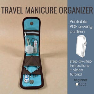 Op de afbeelding: Een turquoise en bruine reismanicure-organizer, open om de inhoud te tonen. De tekst "TRAVEL MANICURE ORGANIZER" staat bovenaan. De organizer bevat een vak met ritssluiting en verschillende zakken. De tekst "Printable PDF sewing pattern" is ook aanwezig.