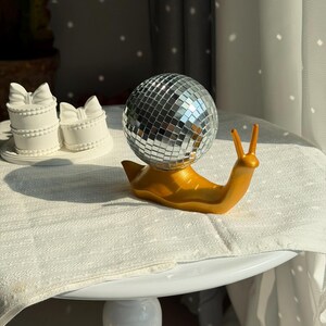 Miniestatua de caracol disco: escultura animal original para estante o escritorio imagen 13