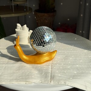 Miniestatua de caracol disco: escultura animal original para estante o escritorio imagen 14