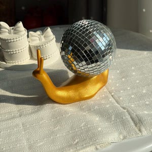 Miniestatua de caracol disco: escultura animal original para estante o escritorio imagen 2