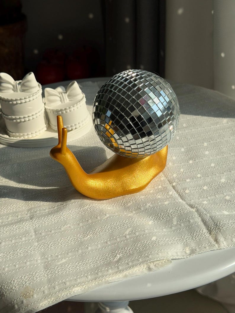 Miniestatua de caracol disco: escultura animal original para estante o escritorio imagen 2
