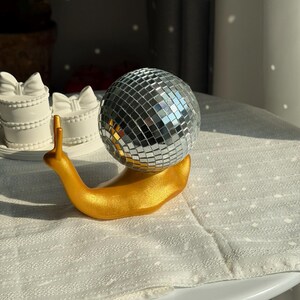Miniestatua de caracol disco: escultura animal original para estante o escritorio imagen 15
