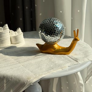 Miniestatua de caracol disco: escultura animal original para estante o escritorio imagen 12