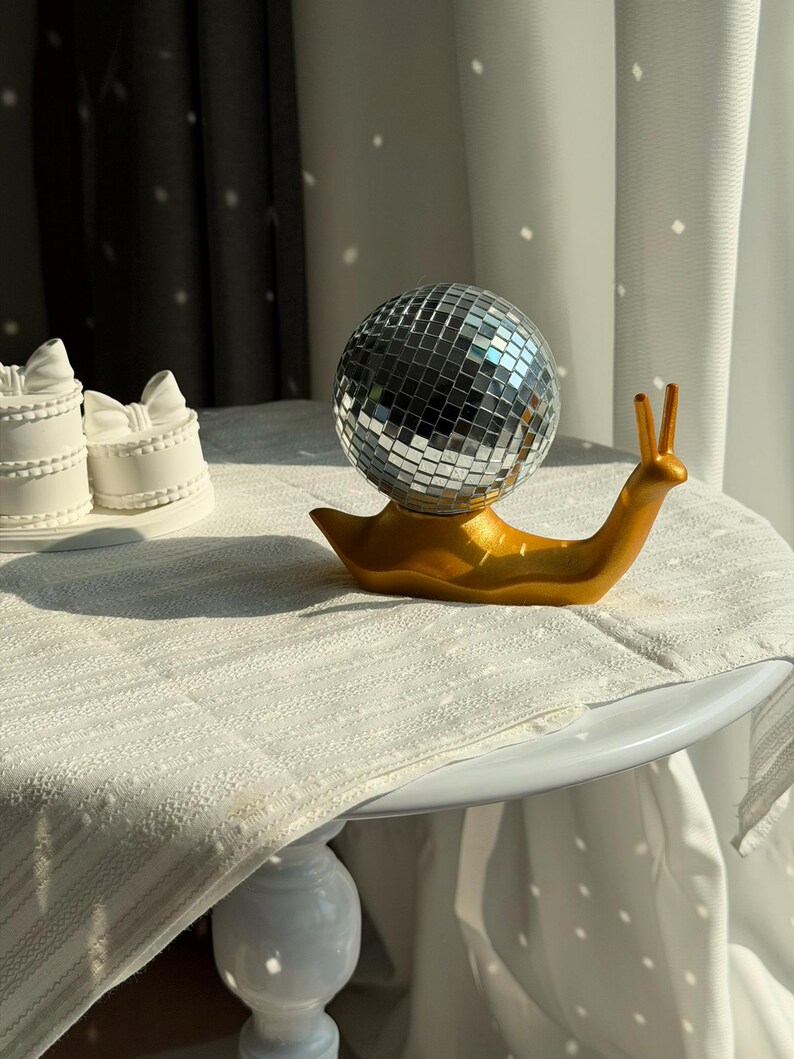 Miniestatua de caracol disco: escultura animal original para estante o escritorio imagen 12