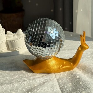Miniestatua de caracol disco: escultura animal original para estante o escritorio imagen 4