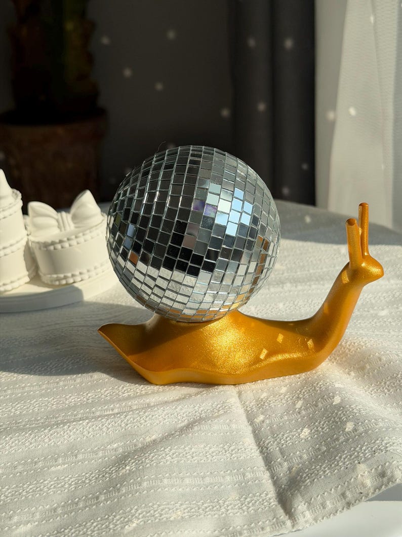 Miniestatua de caracol disco: escultura animal original para estante o escritorio imagen 4